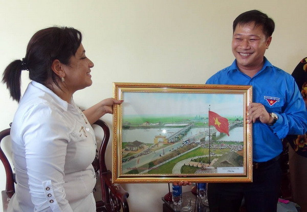 Đoàn Thanh niên Cuba thăm nơi Chủ tịch Fidel từng đến Quảng Trị ảnh 2