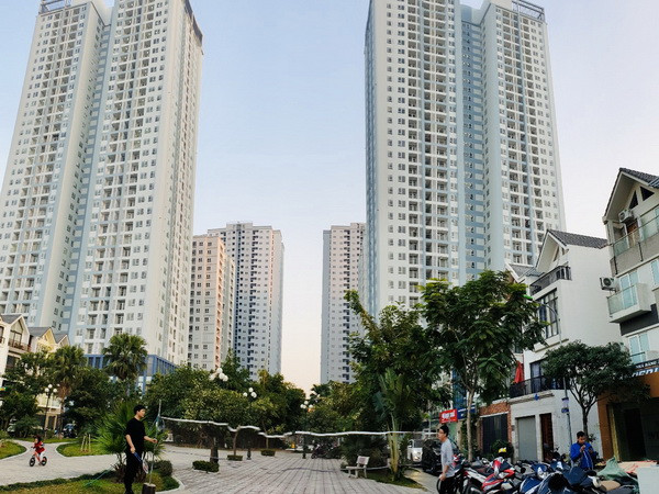 Dự án A10 Nam Trung Yên (quận Cầu Giấy, Hà Nội) mới đưa vào sử dụng cuối năm 2019 cũng đang được nhiều khách hàng quan tâm dù giá bán không giảm. (Ảnh: Minh Nghĩa/Vietnam+) Dịch bệnh COVID-19: Đầu tư bất động sản có nên "dò đáy?" ảnh 1