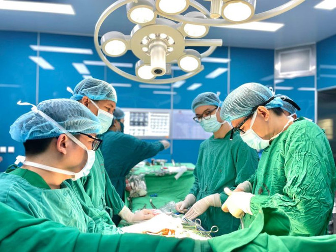 Phẫu thuật khối u gây tắc hoàn toàn phế quản gốc và phần lớn khí quản ảnh 1