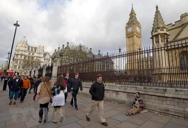 Người dân Anh tại khu vực tòa nhà Quốc hội Anh ở London. (Ảnh: AFP/TTXVN) Anh: Tỷ lệ thất nghiệp duy trì ở mức thấp nhất trong 45 năm ảnh 1