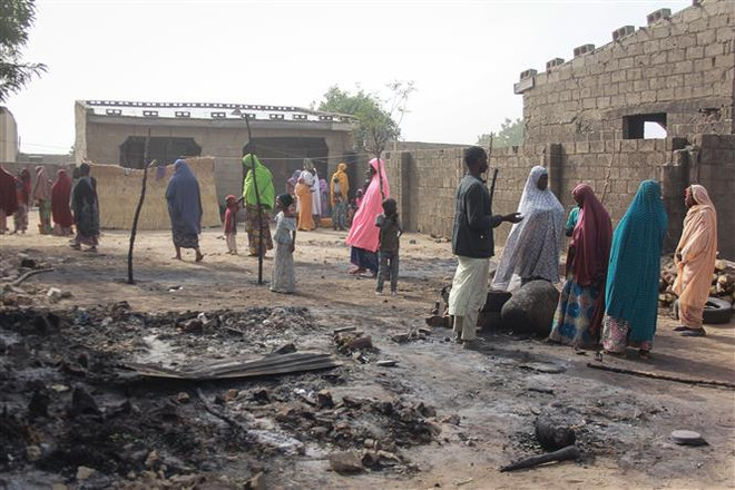 Hiện trường một vụ tấn công tại làng Sajeri, ngoại ô Maiduguri, bang Borno, Nigeria. (Ảnh: AFP/TTXVN) Xung đột - Thách thức lớn nhất đối với các quốc gia châu Phi ảnh 2