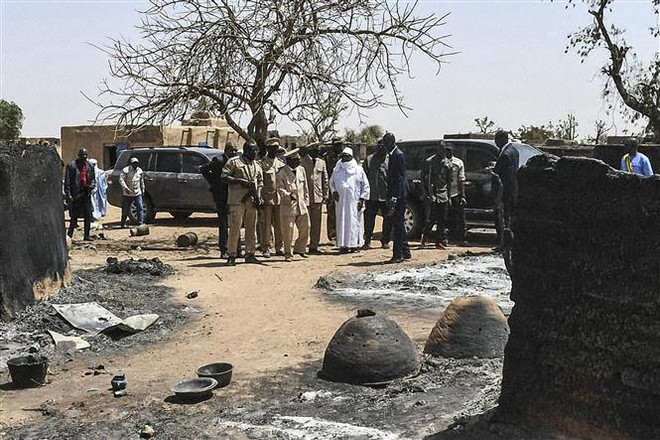 Hiện trường một vụ tấn công tại làng Ogassogou, gần Mopti, Mali. (Ảnh: AFP/TTXVN) Xung đột - Thách thức lớn nhất đối với các quốc gia châu Phi ảnh 1