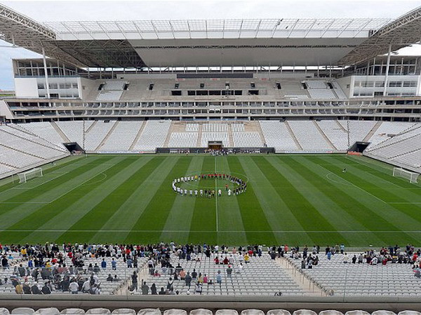 VIP và các hãng truyền thông "chiếm" khán đài ở trận mở màn ảnh 1