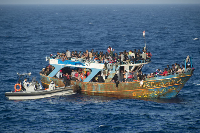Italy cứu hơn 4.450 người di cư lênh đênh trên các con thuyền ảnh 1
