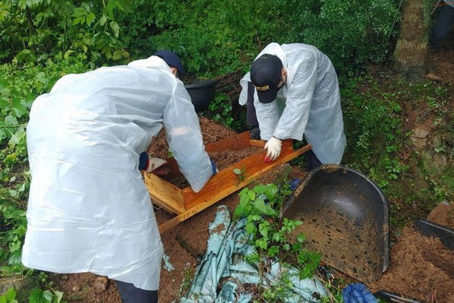 Cảnh sát đang tìm kiếm thi thể một em bé bị chôn vùi trên núi ở Gwangyang, tỉnh Nam Jeolla. (Nguồn: Yonhap) Hàn Quốc thông qua luật tăng hình phạt với tội giết hại trẻ sơ sinh ảnh 1