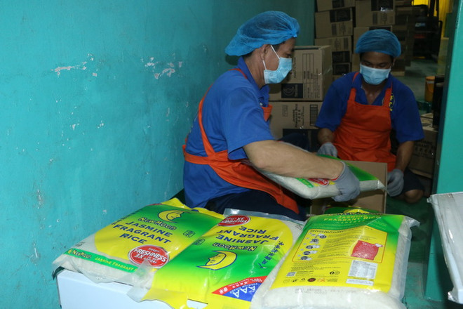 Đóng gói sản phẩm gạo từ hút khi chân không của doanh nghiệp Phước Thành 2, phường Tân Khánh, thành phố Tân An, tỉnh Long An. (Ảnh: Thanh Binh/TTXVN) Long An đa dạng thị trường, nâng cao chất lượng gạo xuất khẩu ảnh 1