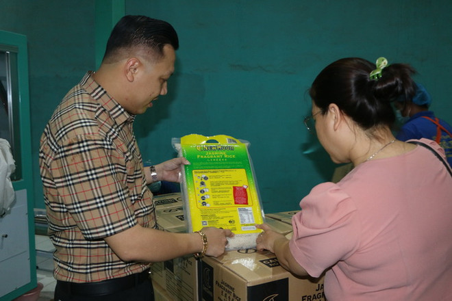 Sản phẩm gạo từ hút khí chân không của doanh nghiệp Phước Thành 2, phường Tân Khánh, thành phố Tân An, tỉnh Long An. (Ảnh: Thanh Binh/TTXVN) Long An đa dạng thị trường, nâng cao chất lượng gạo xuất khẩu ảnh 2