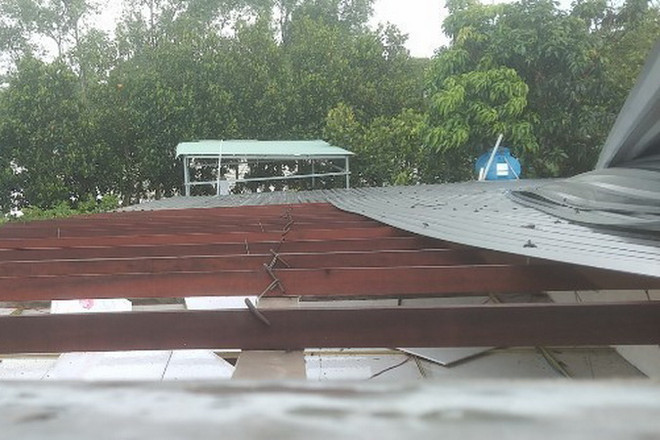 Mưa, dông làm tốc mái, hư hỏng 27 căn nhà ở các huyện Chợ Lách, Mỏ Cày Nam, Thạnh Phú và thành phố Bến Tre, tỉnh Bến Tre. (Ảnh TTXVN phát) Bến Tre: Khắc phục hậu quả lốc xoáy, ổn định đời sống của người dân ảnh 1