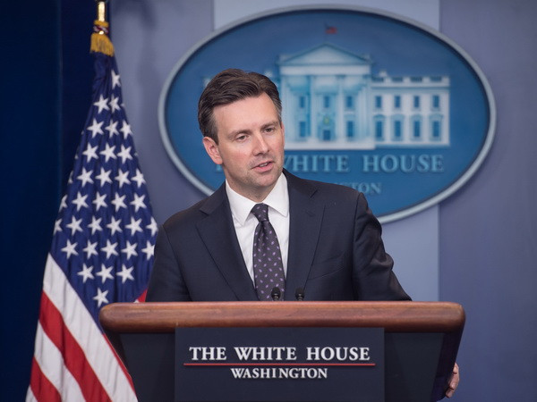 Người phát ngôn Nhà Trắng Josh Earnest. (Ảnh: AFP/TTXVN) Giới chức Mỹ chỉ trích cáo buộc gian lận bầu cử của ông D.Trump ảnh 1