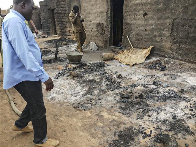Hiện trường một vụ tấn công tại một ngôi làng ở Sangha, Mali. (Ảnh: AFP/TTXVN) Bạo lực leo thang ở miền Trung Mali, 30 người thiệt mạng ảnh 1