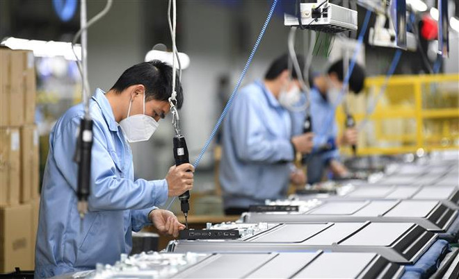 Công nhân sản xuất tại một phân xưởng của Skyworth ở Quảng Châu, thủ phủ tỉnh Quảng Đông, Trung Quốc. (Ảnh: THX/TTXVN) Virus corona 'hé lộ' sự phụ thuộc vào nguồn cung hàng hóa Trung Quốc ảnh 1