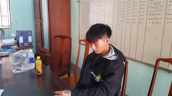Đối tượng Phong tại cơ quan công an. (Ảnh: Đậu Tất Thành/TTXVN) Một chiến sỹ nghĩa vụ công an bị đâm chết vì mâu thuẫn bật đèn pha ảnh 1