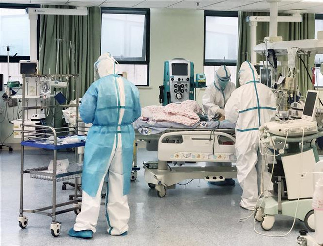 Nhân viên y tế Trung Quốc điều trị cho bệnh nhân 14 tháng tuổi bị nhiễm dịch viêm đường hô hấp cấp COVID-19 tại bệnh viện dã chiến ở Vũ Hán, tỉnh Hồ Bắc. (Ảnh: THX/TTXVN) Hơn 8.000 bệnh nhân COVID-19 được xuất viện tại Trung Quốc đại lục ảnh 1