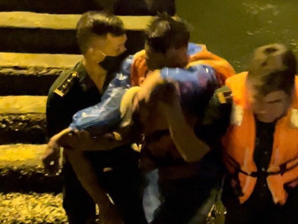 Đồn Biên phòng Cát Bà cứu sống ngư dân trôi dạt trên biển trong đêm ảnh 1