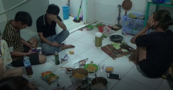 Nhà trọ nơi 7 thanh niên tụ tập ăn nhậu. (Ảnh: TTXVN phát) Bình Phước: Bảy thanh niên tụ tập ăn nhậu bị phạt 105 triệu đồng ảnh 1