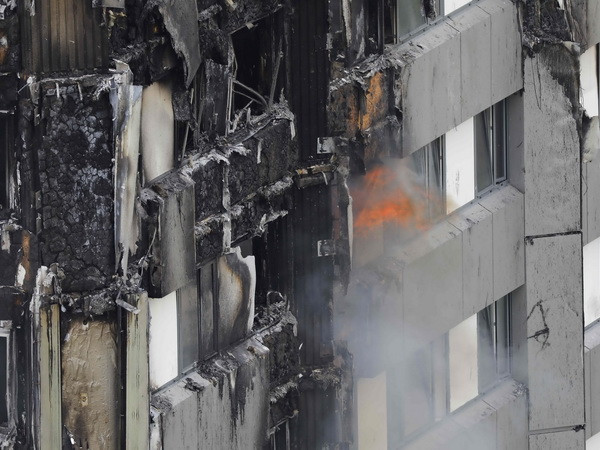 Tuần hành tưởng niệm nạn nhân vụ cháy chung cư kinh hoàng ở London ảnh 1