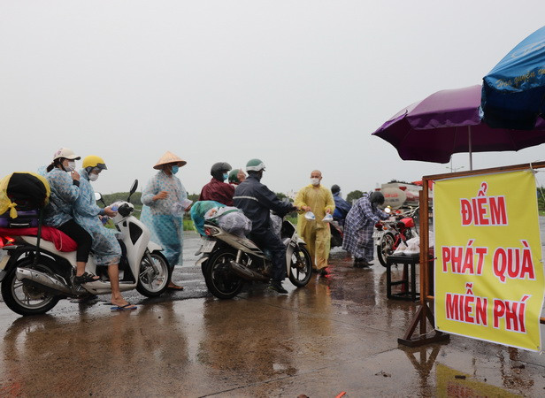 Đảm bảo an toàn cho lao động di chuyển qua nơi đang diễn ra bão, lũ ảnh 1