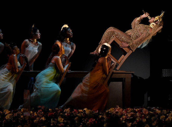 Beyonce mang bụng bầu lên thống trị sân khấu đêm trao giải Grammy ảnh 2