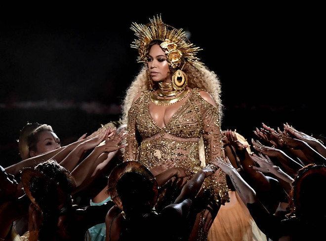 Beyonce mang bụng bầu lên thống trị sân khấu đêm trao giải Grammy ảnh 1