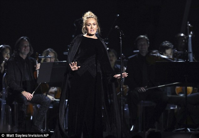"Họa mi" Adele đoạt giải Grammy Ca khúc của năm với Hello ảnh 1