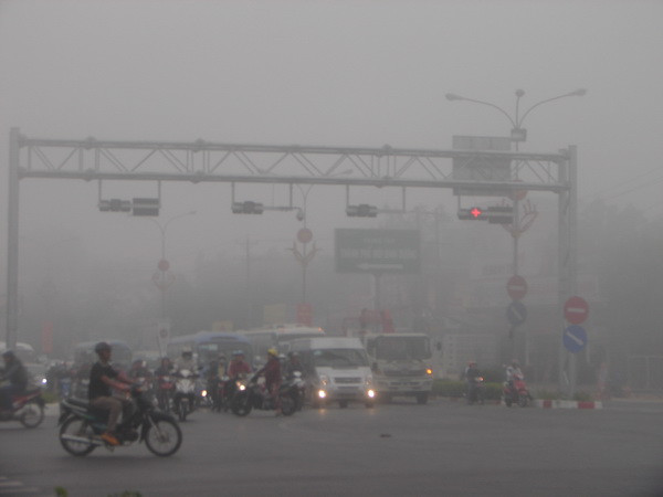 Tại ngã 5 năm đại lộ Bình Dương sương mù ngày càng nặng hạt. (Ảnh: Dương Chí Tưởng/Vietnam+) Bình Dương: Hiện tượng sương mù xuất hiện dày đặc ảnh 1