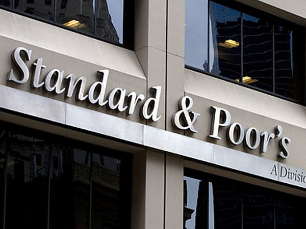 Standard & Poor's hạ mức xếp hạng tín dụng của Nga xuống BB+ ảnh 1