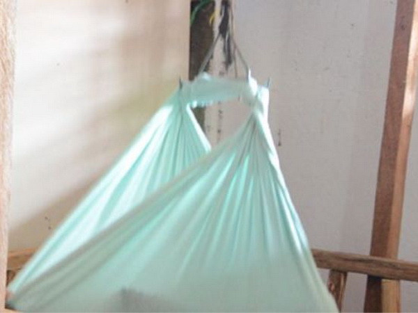 Một bé trai 16 tháng tuổi tử vong sau khi bị ngã từ võng ảnh 1