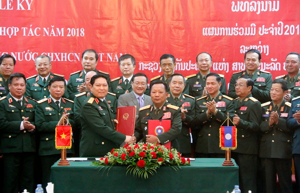 Hai bộ trưởng trao Biên bản hợp tác giữa hai bộ trong năm 2018. (Ảnh: Phạm Kiên/TTXVN) Lào-Việt cùng nhau xây dựng đường biên giới hoà bình hữu nghị ảnh 6