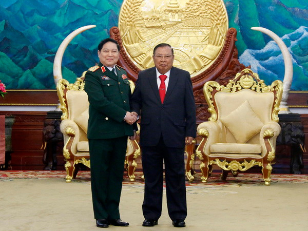 Tổng Bí thư, Chủ tịch nước Lào tiếp Đại tướng Ngô Xuân Lịch. (Ảnh: Phạm Kiên/TTXVN) Lào-Việt cùng nhau xây dựng đường biên giới hoà bình hữu nghị ảnh 1