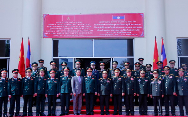 Lãnh đạo hai bộ chụp ảnh lưu niệm tại lễ đón. (Ảnh: Phạm Kiên/TTXVN) Lào-Việt cùng nhau xây dựng đường biên giới hoà bình hữu nghị ảnh 4