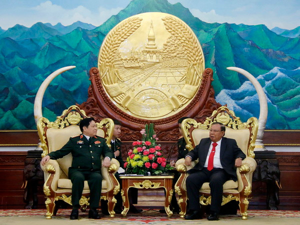 Tổng Bí thư, Chủ tịch nước Lào tiếp Đại tướng Ngô Xuân Lịch. (Ảnh: Phạm Kiên/TTXVN) Lào-Việt cùng nhau xây dựng đường biên giới hoà bình hữu nghị ảnh 2
