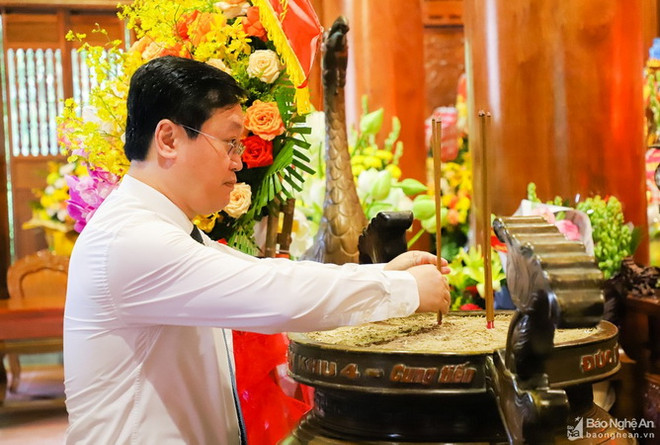 Ông Nguyễn Đức Trung, Phó Bí thư Tỉnh ủy, Chủ tịch Ủy ban Nhân dân tỉnh dâng hương tưởng niệm Chủ tịch Hồ Chí Minh. (Nguồn: baonghean.vn) Nghệ An: Dâng hương tưởng niệm Bác Hồ ở Khu Di tích đặc biệt Kim Liên ảnh 1