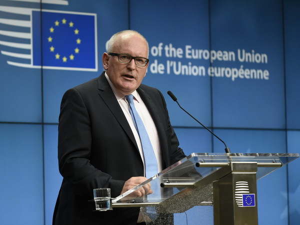 EU tham vấn công khai để đối phó với vẫn nạn tin giả ảnh 1