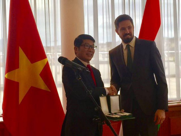 Nhà ngoại giao Việt Nam được trao tặng huân chương nhà nước Hungary ảnh 1