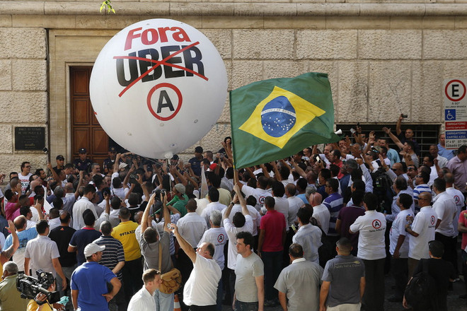 Hàng trăm tài xe taxi biểu tình phản đối dịch vụ Uber ở Brazil ảnh 1