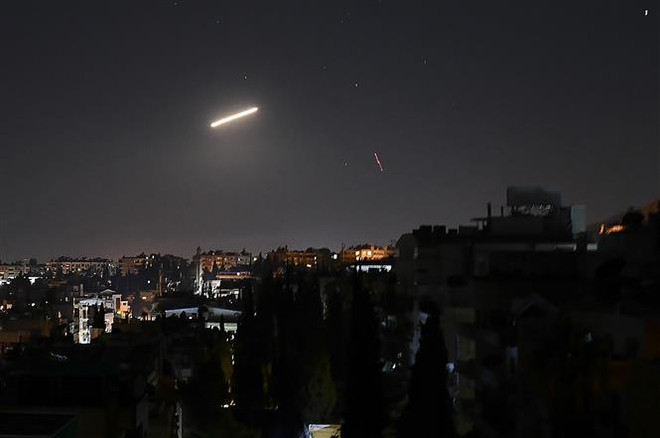 Tên lửa phòng không của Syria đánh chặn một vụ tấn công bằng tên lửa trên bầu trời Damascus. (Ảnh: THX/TTXVN) Syria chặn đứng cuộc tấn công từ không phận Liban ảnh 1