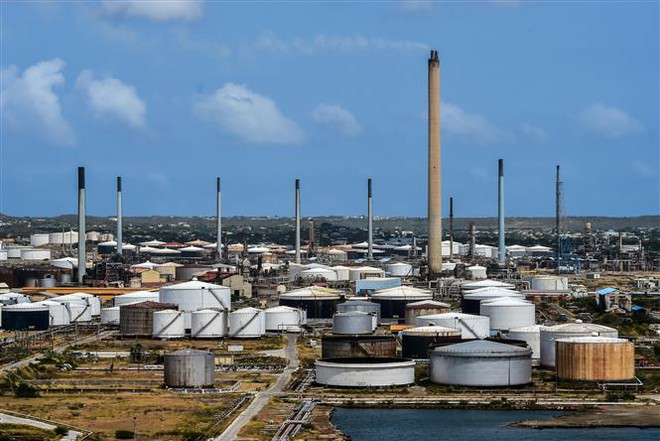 Nhà máy lọc dầu Isla ở Curacao, Venezuela. (Ảnh: AFP/TTXVN) Dự trữ dầu thế giới đang đầy lên, giá dầu châu Á tiếp tục giảm ảnh 1