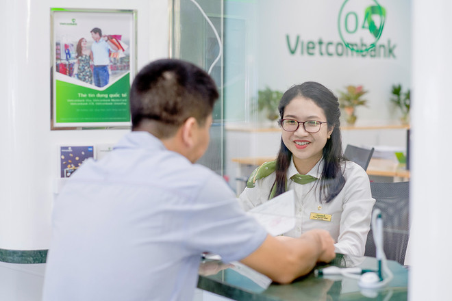 Giao dịch tại Vietcombank. (Ảnh: Vietnam+) Trái phiếu Chính phủ được kỳ vọng tiếp tục tăng trong thời gian tới ảnh 2