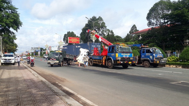 Xe container va chạm với xe bơm bêtông, một phụ nữ tử vong ảnh 1