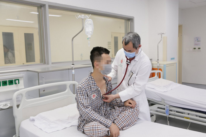 Cứu nam thanh niên bị thủng màng tim do dị vật văng vào ngực ảnh 1