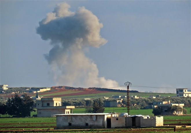 Khói bốc lên sau một cuộc không kích tại tỉnh Idlib, Syria. (Ảnh: AFP/TTXVN) Ông Lavrov: Mỹ chỉ báo cho Nga vài phút trước khi không kích Syria ảnh 1