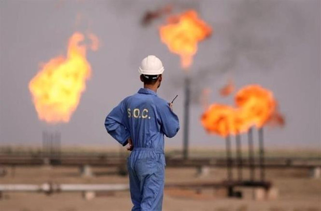 Công nhân làm việc tại một cơ sở khai thác dầu của Iran trên đảo Khark. (Ảnh: IRNA/TTXVN) Giá dầu trên thị trường châu Á giảm 1% trong phiên 26/2 ảnh 1