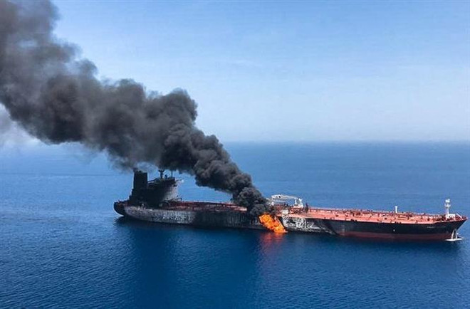 Khói lửa bốc lên sau một vụ nổ trên một con tàu ở Vịnh Oman ngày 13/6/2019. (Ảnh: AFP/TTXVN) Nổ tàu trên Vịnh Oman, khuyến cáo các tàu đề cao cảnh giác ảnh 1