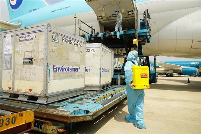 Lô vắcxin phòng COVID-19 đầu tiên của AstraZeneca đã về đến Việt Nam. (Ảnh: TTXVN phát) WB nêu bật các yếu tố tác động đến tăng trưởng của Việt Nam ảnh 1