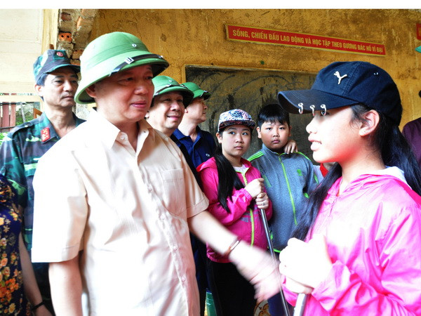 Bộ trưởng Bộ Tài nguyên và Môi trường thị sát vùng lũ Mù Cang Chải ảnh 1