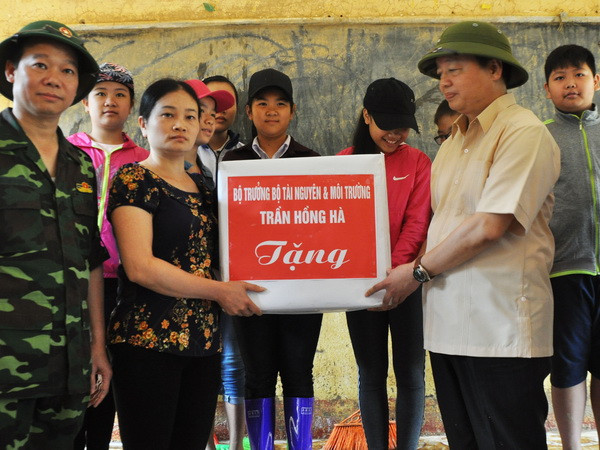 Bộ trưởng Bộ Tài nguyên và Môi trường thị sát vùng lũ Mù Cang Chải ảnh 2