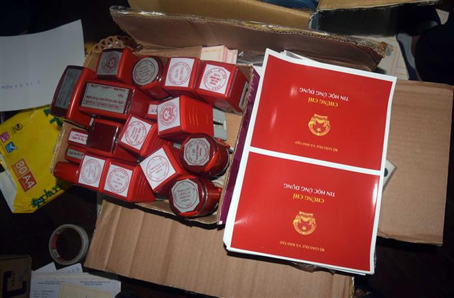 Phá đường dây làm giả con dấu, tài liệu của cơ quan, tổ chức ảnh 2