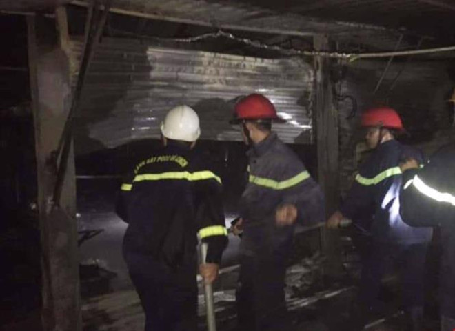 Nghệ An: Chập điện do đốt vàng mã, dãy kiốt trong chợ Vân cháy rụi ảnh 1