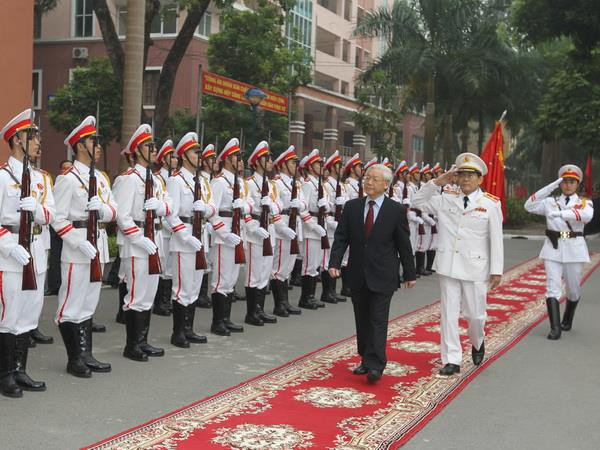 Tổng Bí thư Nguyễn Phú Trọng duyệt đội danh dự Học viện An ninh Nhân dân. (Ảnh: Trí Dũng/TTXVN) Tổng Bí thư dự Lễ khai giảng năm học của Học viện An ninh ảnh 1