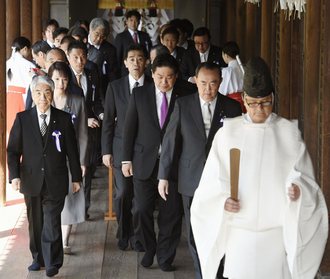 Thủ tướng Nhật Bản Shinzo Abe cũng gửi đồ lễ đến đền Yasukuni vào ngày 22/4 năm nay, dịp lễ hội mùa Xuân. (Ảnh: Kyodo/TTXVN) Hàn Quốc phản đối Thủ tướng Nhật gửi đồ lễ tới đền Yasukuni ảnh 1